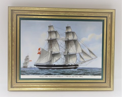 Bing & Grøndahl. Porcelæn. Danske skibsportrætter. Billed af Briggen "Sara". Mål : Bredde 38* 30 cm. Der er produceret 3500, og denne er no. 132.