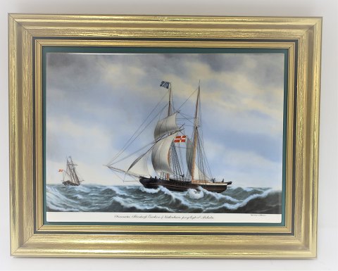 Bing & Grøndahl. Porcelæn. Danske skibsportrætter. Billed af "Skonnerten Prinsesse Caroline af Kjøbenhavn. Mål : Bredde 38* 30 cm. Der er produceret 3500, og denne er no. 907