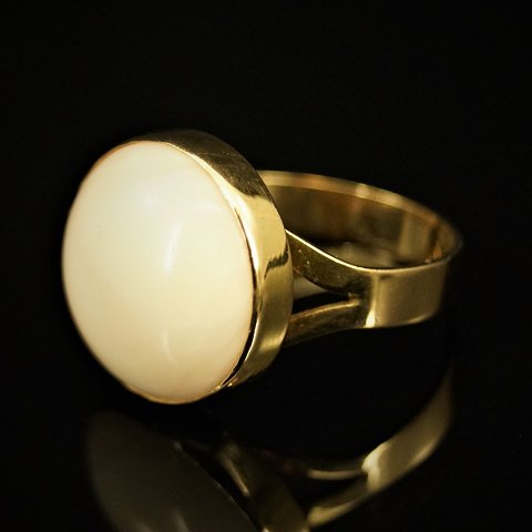 Ring af 18 kt. guld med koral 