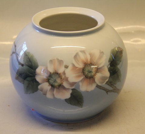 Kongelig Dansk 2630-42-6 Kgl.  Kuglevase frugtblomster og sommerfugl ca.14.5 x 18 cm