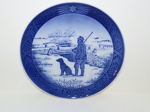 Royal CopenhagenJuleplatte 1977Jæger med hund