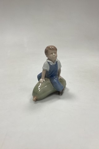 Royal Copenhagen Figur Dreng på græskar No. 4539