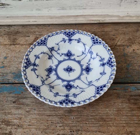 Royal Copenhagen Musselmalet helblonde lille dybtallerken No. 1081, Diameter 15 cm.
