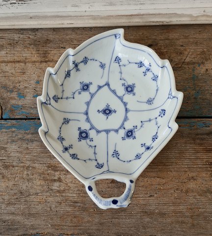 Royal Copenhagen Musselmalet riflet bladformet asiet No. 144