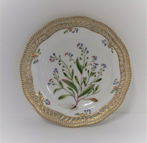 Royal Copenhagen. Flora Danica. Frokost tallerken (3554). Produceret 1894 - 1900. Diameter 22 cm. ( 1 sortering ) Myosotis caespitosa Schultz