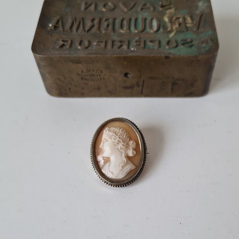 Camé broche fattet i sølv