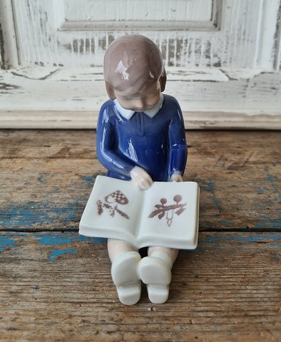 B&G figur - pige med julebog No. 2247