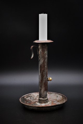 Fransk 1800 tals kammerlysestage i metal med en super fin patina.H:19cm.