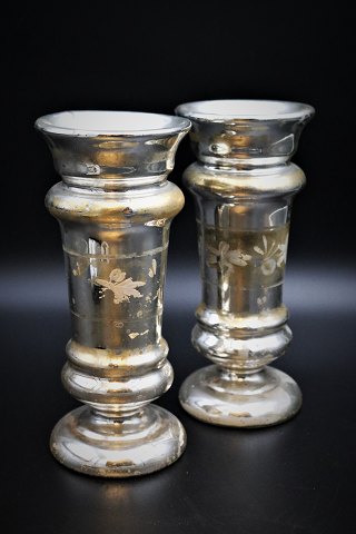 Dekorativ vase i fattigmandssølv fra 1800 tallet med en rigtig fin gammel patina.H:25cm. Dia.:11cm.