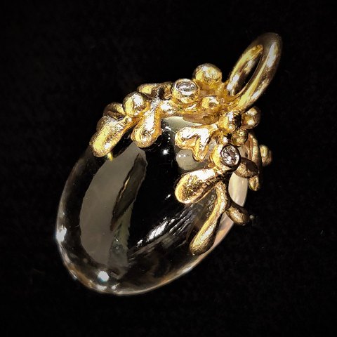 Ole Lynggaard; Blomsterkurv vedhæng af 18 kt. guld med bjergkrystal og  brillanter