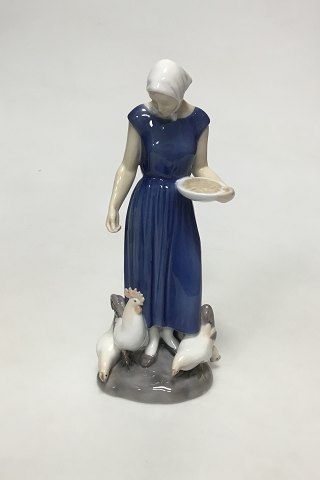 Bing og Grøndahl Figur - Pige fodrer høns No. 2220