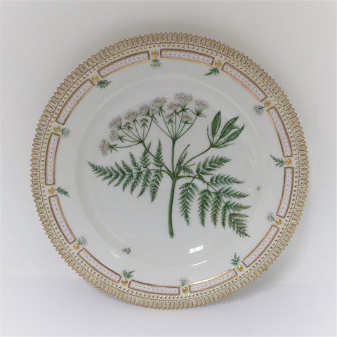 Royal Copenhagen, Flora Danica. Middags tallerken. Design #3549. Diameter 25 cm. (1 sortering). Myrrhis odorata Scop