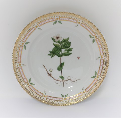 Royal Copenhagen, Flora Danica. Frokost tallerken. Design #3550. Diameter 22 cm. (1 sortering). Cornus suecica L