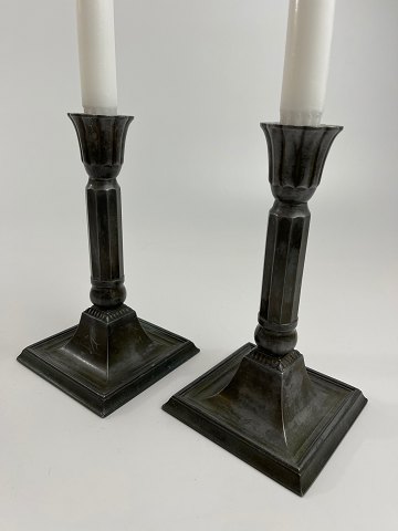 Par Just Andersen lysestager i diskometal med kanellerede stammer. Masser af patina