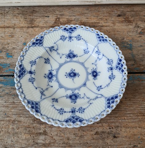 Royal Copenhagen Musselmalet helblonde lille dybtallerkenNo. 1081,Diameter 15 cm.