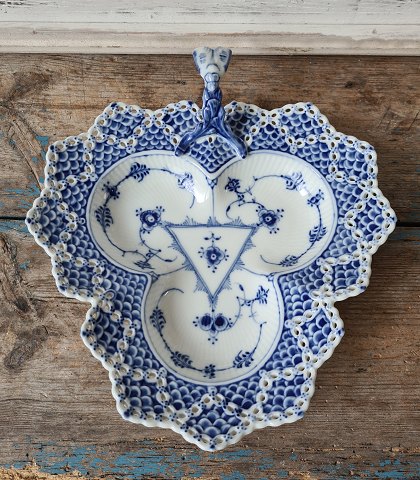 Royal Copenhagen Musselmalet helblonde tredelt fad med dobbelt blonde. No. 1077