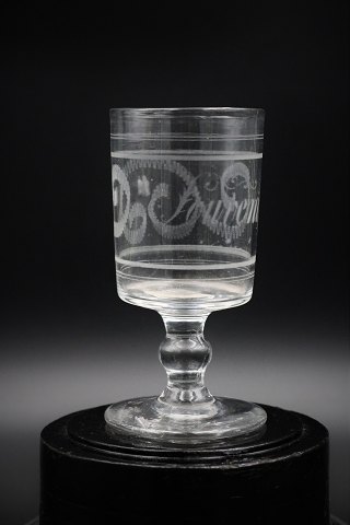 Gammelt Fransk souvenir vin glas med graveret skrift og dekorationer. "souvenir" H:13cm. dia.:6,5cm.