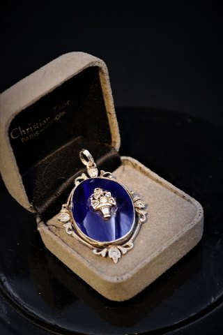 Gammelt vedhæng i sølv (Stemplet) , blåt glas og små magasitter.4,5x3cm.