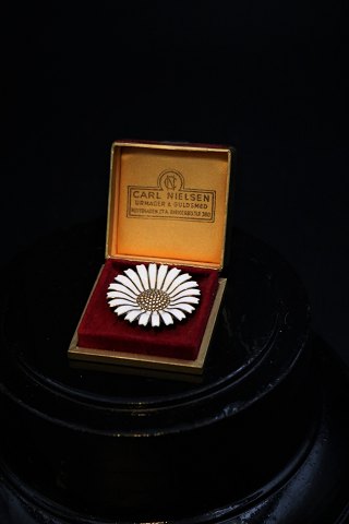 Gammel Marguerit / Daisy broche i sterling sølv og hvid emaljefra A. Michaelsen. Dia.:3,2cm.