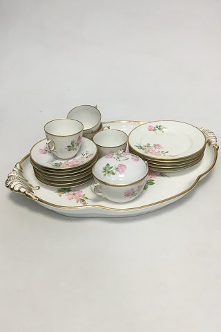 Royal Copenhagen Tete a Tete service med dekoration med vildrose og takket guldkant