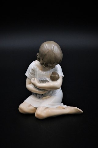 Royal Copenhagen porcelænsfigur af pige siddende med sin lille søster (pige & baby)H:13cm.RC# 1938.