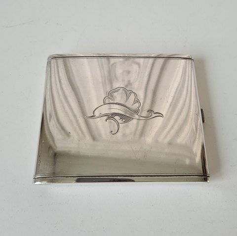Arno Malinowski for Georg Jensen cigaretetui i sølv dekoreret med delfin no. 203 A