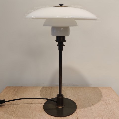 Poul Henningsen; Jubilæums PH-3/2 bordlampe fra 1994 af bruneret messing med skærme af opalglas
