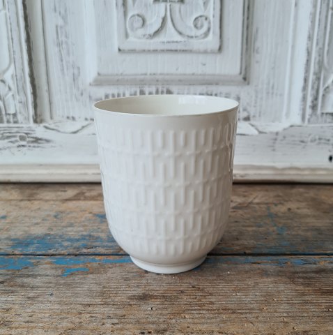 Thorkild Olsen for Royal Copenhagen Blanc de Chine vase med mønster i relief no. 4127