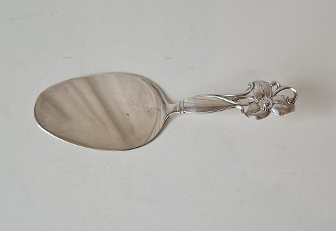 Serveringsspade i sølv dekoreret med blomst fra 1947