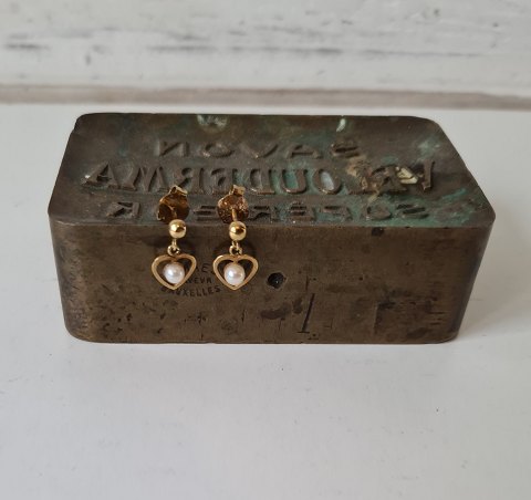 Hermann Siersbøl vintage ørestikker i 8 kt guld, i form af hjerte med perle