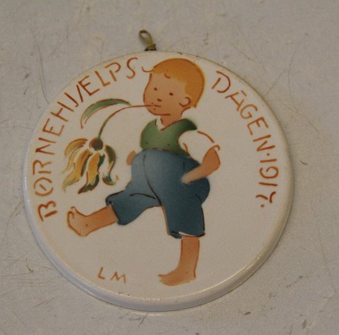 1917 b Dreng med blomst Louis Moe 8,7 cm Royal Copenhagen Aluminia fajance Børnehjælpsplatte