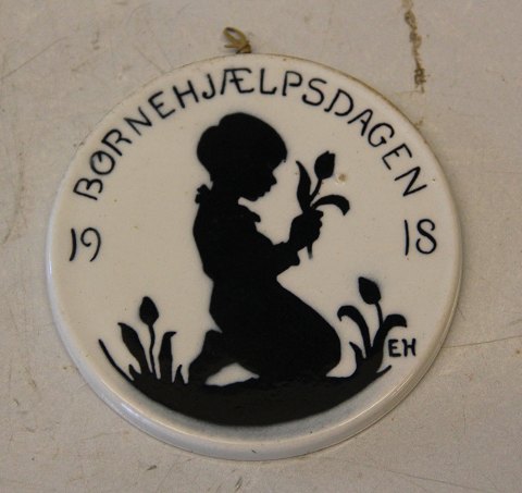 1918 a Dreng med blomst Else Hasselriis 8,7 cm Royal Copenhagen Aluminia fajance Børnehjælpsplatte
