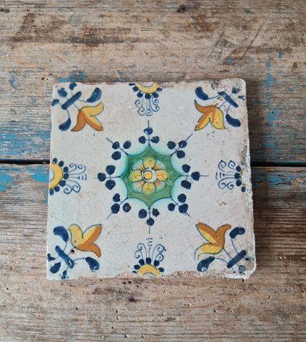 Polykromdekoreret hollandsk flise med blomstermotiv 1600tallet