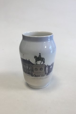 Royal Copenhagen Vase med Rytterstatuen af Frederik V på Amalienborg Slotsplads No 4566