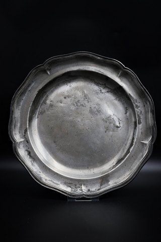 Dekorativt antikt 1700 tals tin fad med bølget kant og en rigtig fin patina.Dia.37cm.
