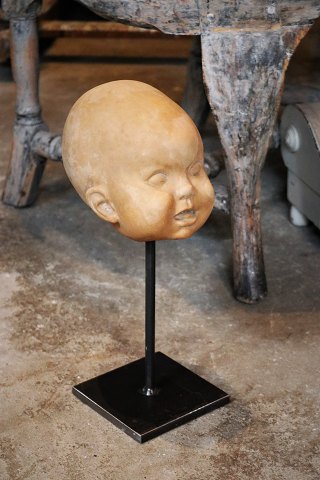 Bust of children