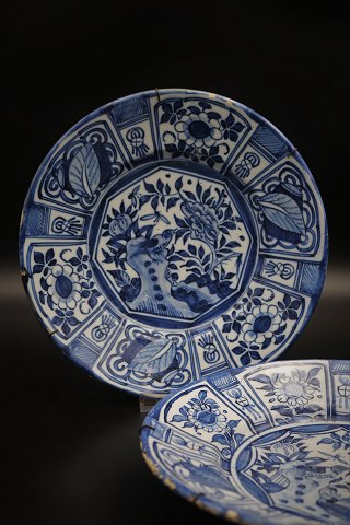 1700 tals fajance tallerken med blå glasur med blomster motiver.Dia.: 24cm. ...