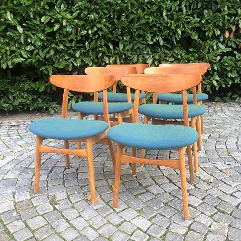 Hans J. Wegner; Sæt på seks spisebordsstole af ege- og teaktræ, blågrøn uld, model CH-30