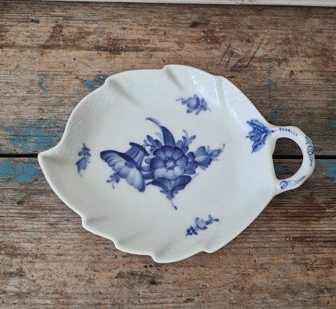 Royal Copenhagen, Flettet Blå Blomst bladformet asiet No. 8001