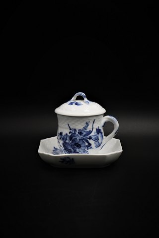 Royal Copenhagen Blue Flower Curved cream cup with saucer.RC#10/1542/1594. 2.sort. Cup H:8cm. Dia.:6cm. Saucer 10x10cm.