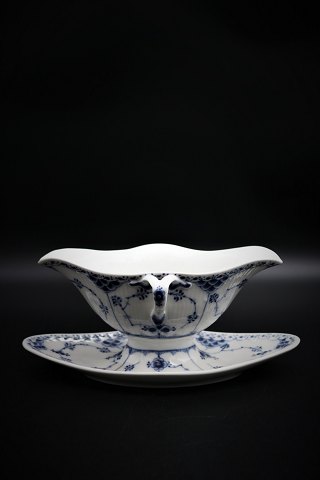 Royal Copenhagen Musselmalet Halvblonde sovsekande på fast fad.RC#1/585. 2.sort. H:10cm. 23x14cm.