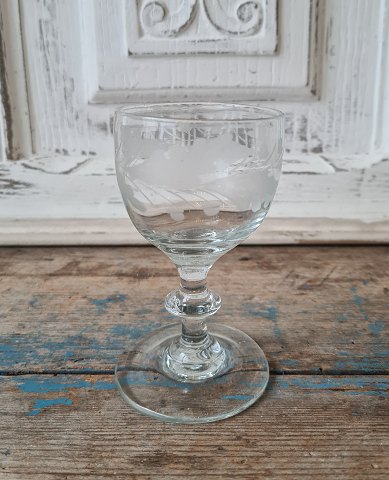 1800 tals vinglas Holmegaard Glasværk.Vinglas på stilk med knap, dekoreret med matslebet egeløv med agern.Højde 10,8 cm.