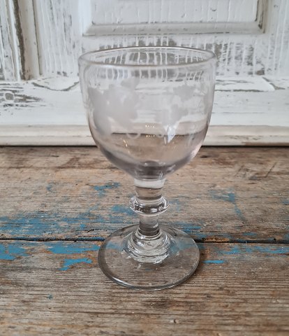 1800s wine glass presumably Mylenberg. Wine glass with round basin on stem with button, decorated with wine leaves 10.8 cm.