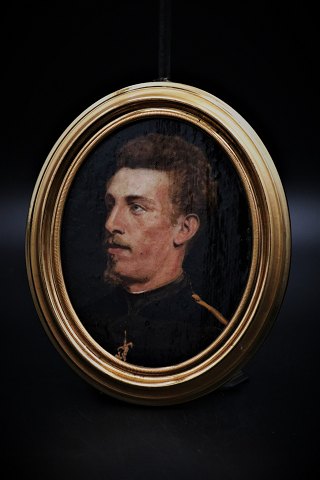 Old oval oil portrait painting of young man painted on wood, framed in gold frame. 15,5x12,5cm.