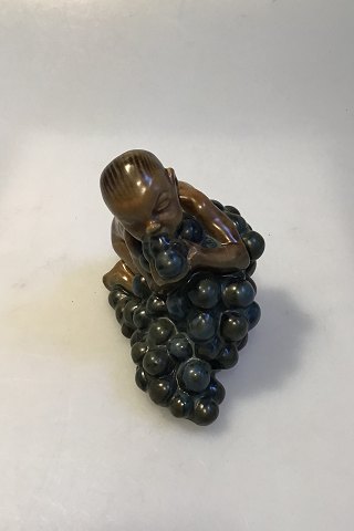 Bing & Grøndahl Figur af Kai Nielsen "Lille Bacchus med druer" No 4021 fra Druehøstserien