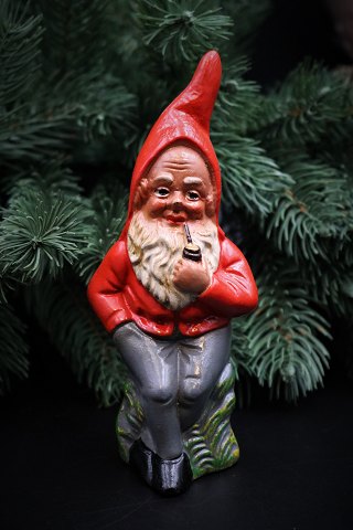 Gammel bemalet terracotta nisse fra 50érne.Højde: 15,5cm.