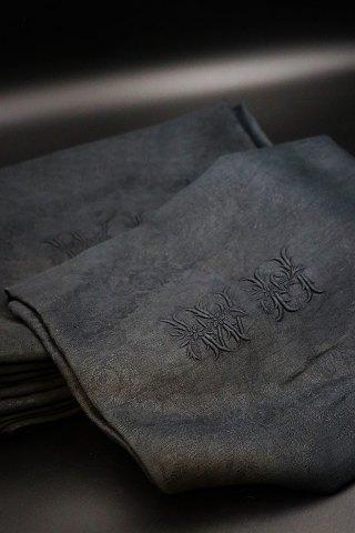 10 stk. smukke gamle franske damask vævet linned serviettermed monogram og blomster motiver i raffineret sort farve.88x75cm.