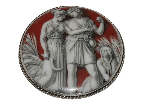 Jørgen Rasmussen sølvStor broche af porcelæn med græsk motiv