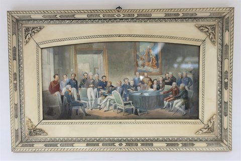 Fredsaftale efter slaget ved Waterloo underskrives. Ramme af elfenben. Der er indholdsfortegnelse af de afbillede personer fra underskrivelsen. Der er et par små defekter på pynten på rammen. Mål 24*38 cm