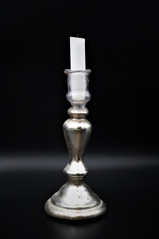 1800 tals lysestage i fattigmandssølv (Mercury silver glass) med fin patina. Højde :23cm.